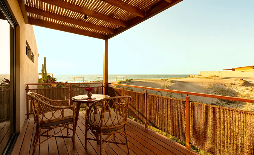 Encanto Suites: Disfruta de la vista de El Ñuro, con su playa y el majestuoso Apu El Encanto, y los grandiosos atardeceres desde la terraza de la habitación.